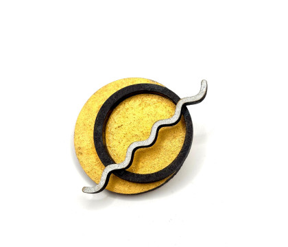 Broche design en bois peint