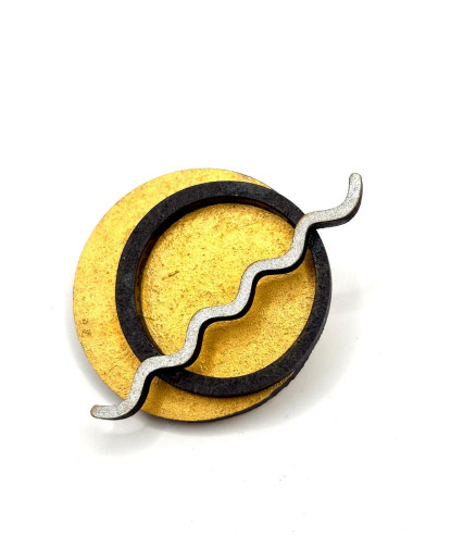 Broche design en bois peint