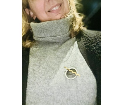 Broche design en bois peint
