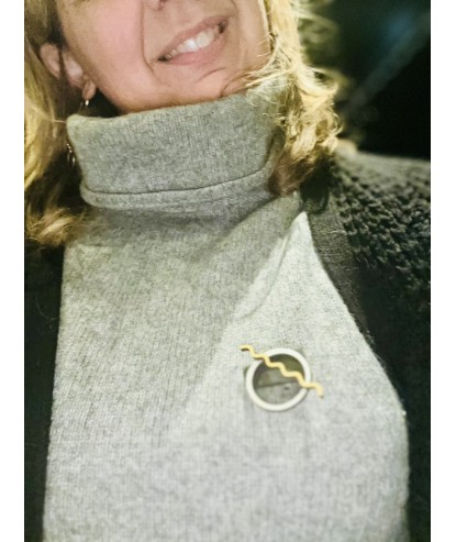 Broche design en bois peint