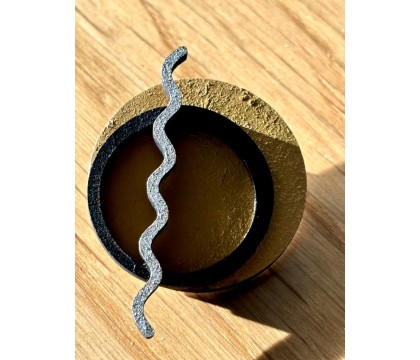 Broche design en bois peint
