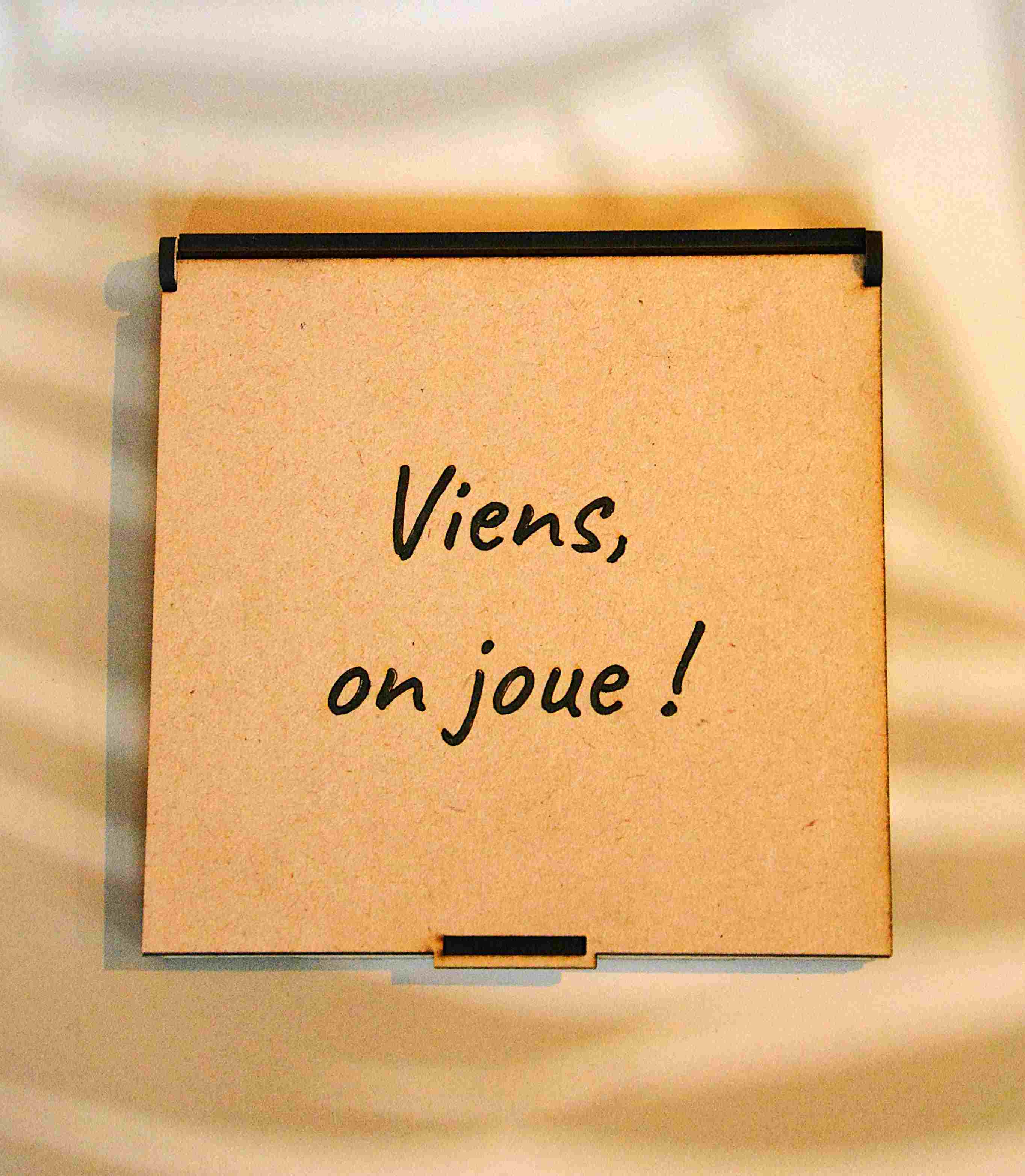 Photo boite en bois d'un jeu Oxo