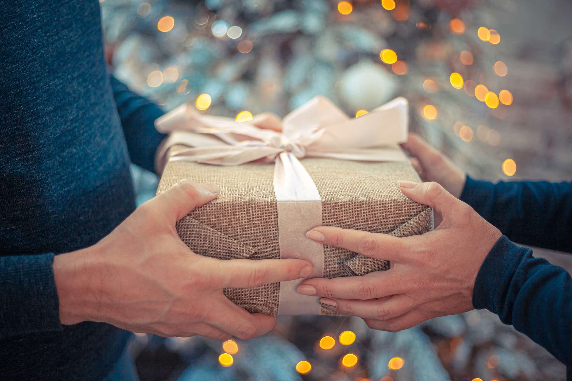 Photo d'une personne donnant un cadeau à une autre personne